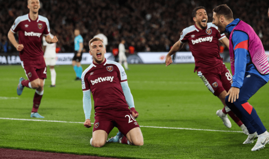 北京国安足协杯夺冠，法比奥荣膺金靴，球员拼尽全力，彰显拼搏精神。