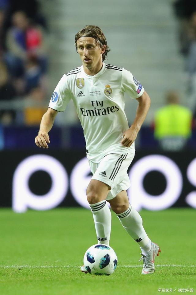 梅西跟前锋比进球、跟中场比助攻！还跟俱乐部比冠军！而且都赢！