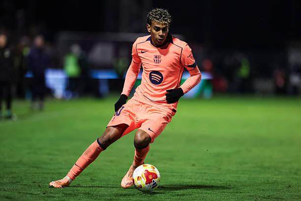 篮球篮网主力中锋脚踝扭伤，伤势待评估