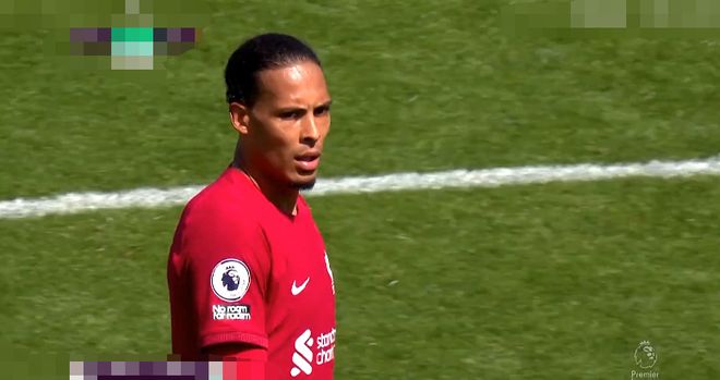 后卫破门后激情亲吻队徽，引球迷共鸣